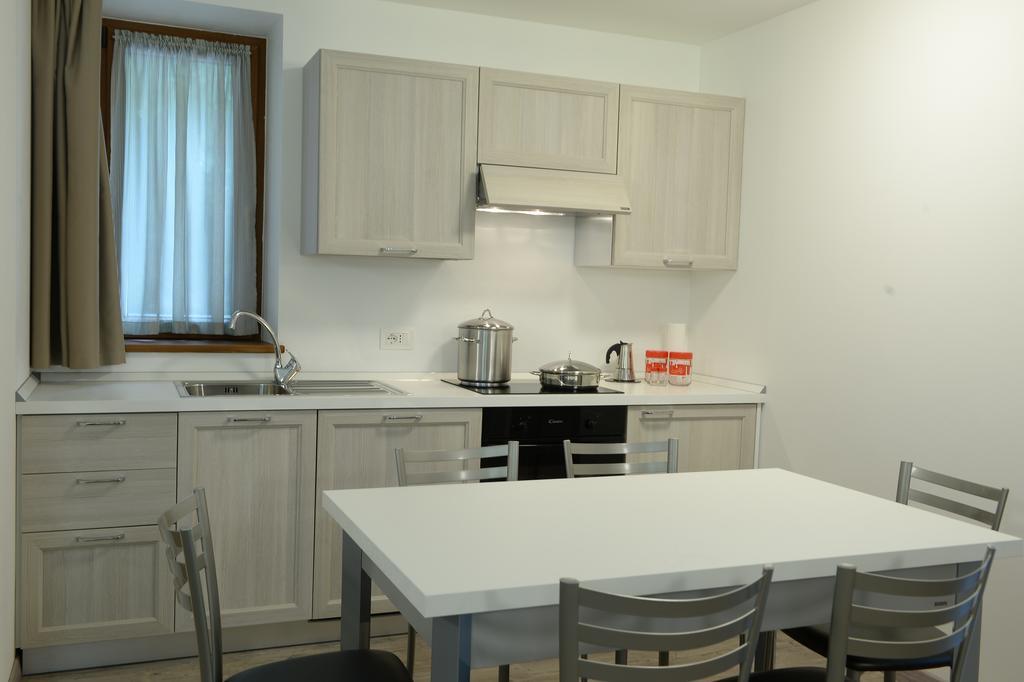 Aparthotel La Casa Al Noce Mezzana  Zimmer foto